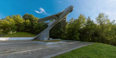 Памятник-самолет МиГ-17 в честь героических подвигов летчиков